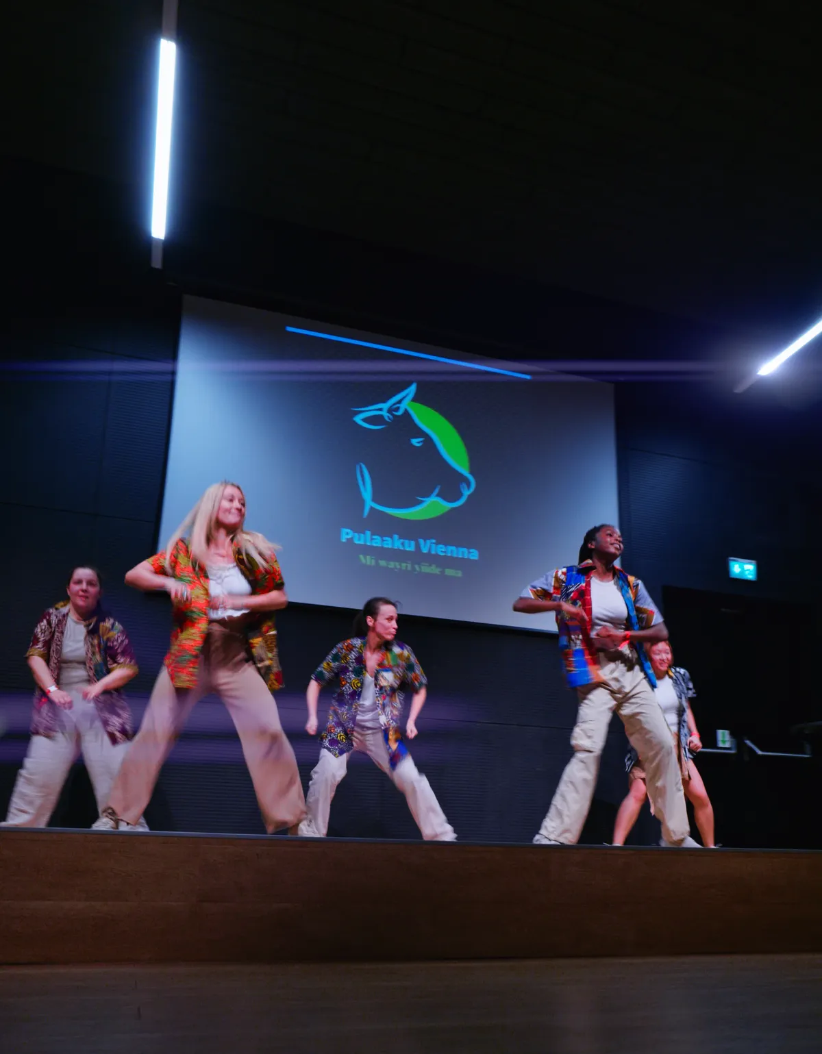 Tanzgruppe auf der Bühne bei einer Veranstaltung